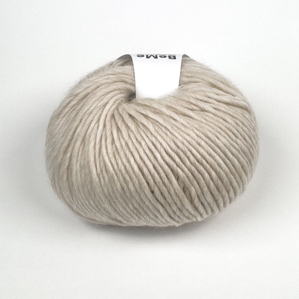 Lana BeMe Cafe Cream de The Woolcatcher, ovillo de 100 g y 120 m