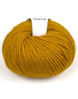 Lana BeMe Curry de The Woolcatcher, ovillo de 100 g y 120 m