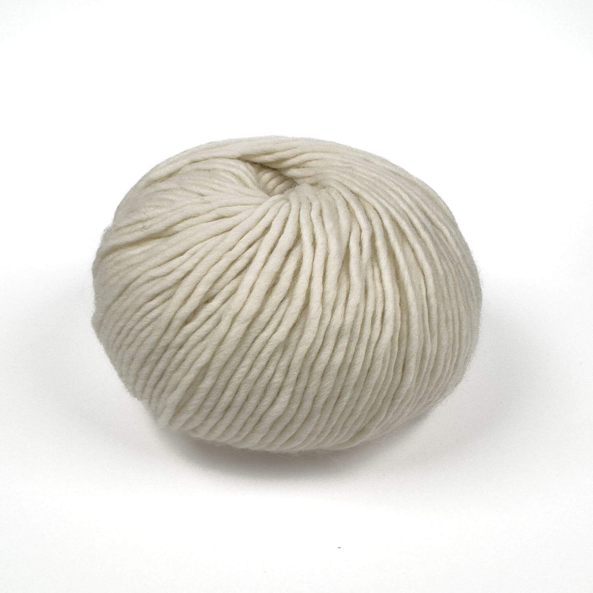 Hilo BeMe Ivory de 100% lana peruana, agujas recomendadas de 6,5 a 8 mm