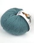 Lana BeMe Mineral Blue en primer plano: textura del hilo 100% lana peruana