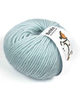 Lana BeMe Sky Blue en primer plano: textura del hilo 100% lana peruana