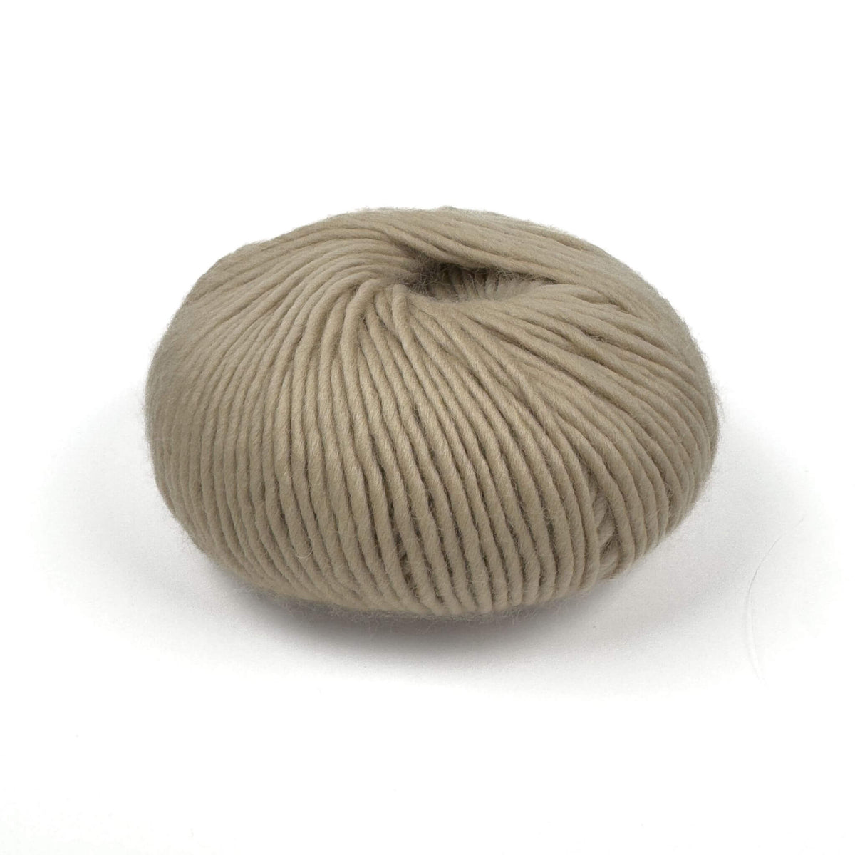 Hilo BeMe Taupe de 100% lana peruana, agujas recomendadas de 6,5 a 8 mm