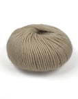 Hilo BeMe Taupe de 100% lana peruana, agujas recomendadas de 6,5 a 8 mm